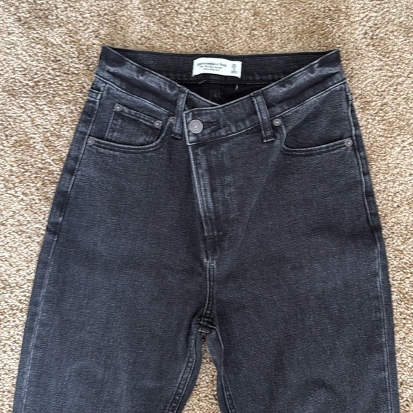 Abercrombie and Fitch 90s Slim Straight High Rise Crossover Waist Black Jeans - Picture 4 of 9